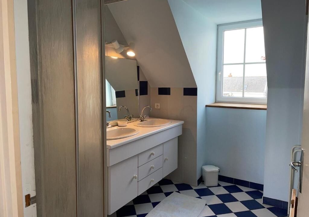 Photo of Bathroom in Saint-Cyr-en-Bourg