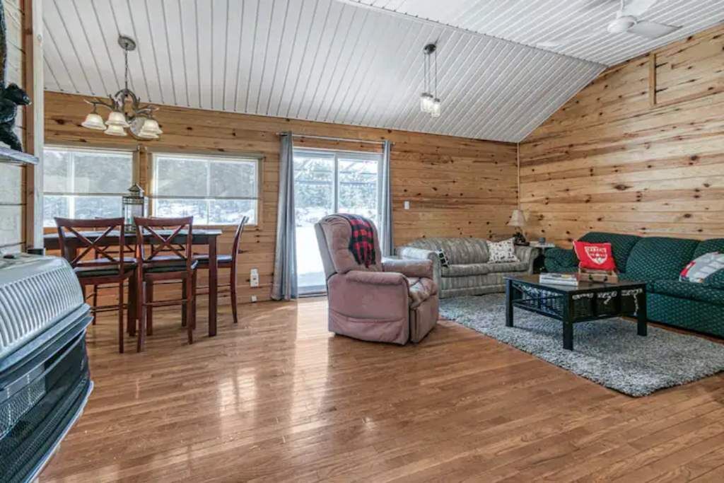 Photo of Livingroom in Byng Inlet