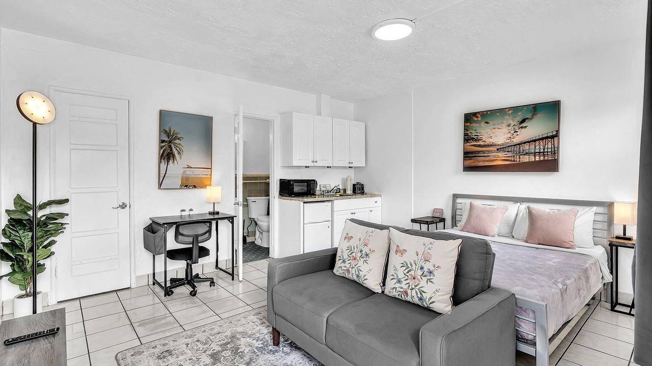 Photo of Bedroom in Downtown Hollywood