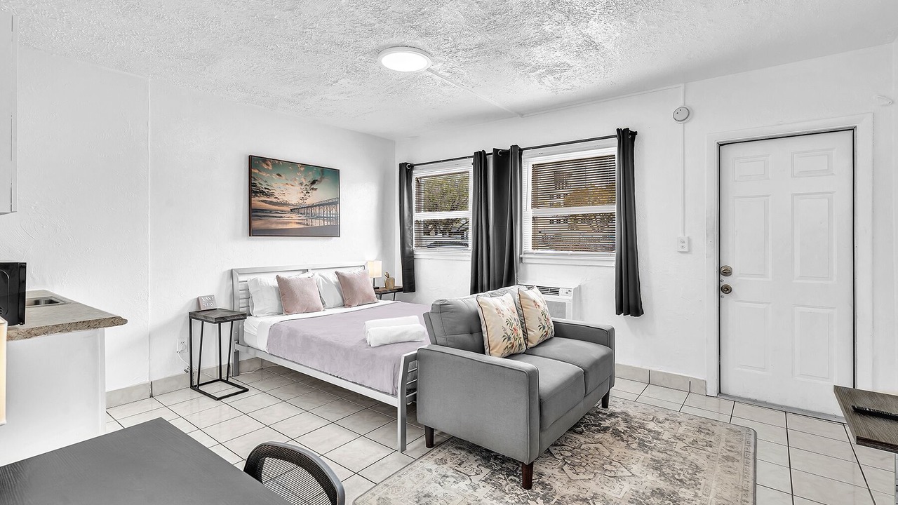 Photo of Bedroom in Downtown Hollywood