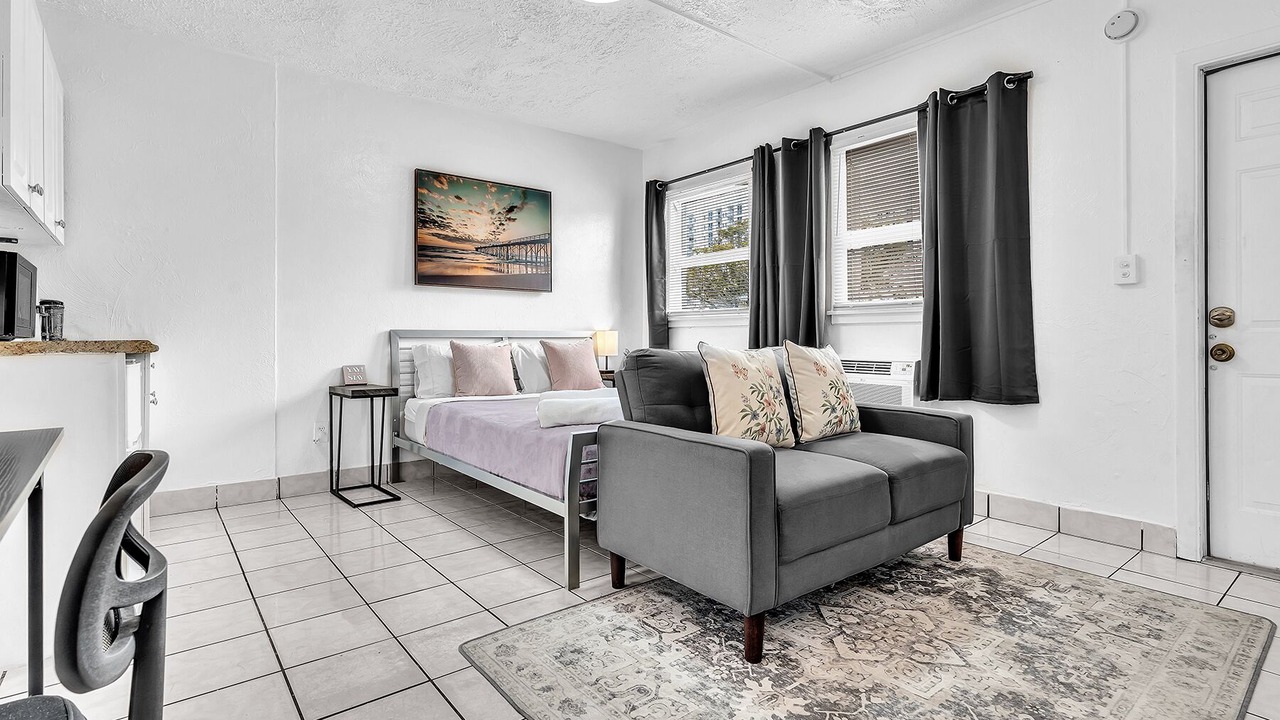 Photo of Bedroom in Downtown Hollywood