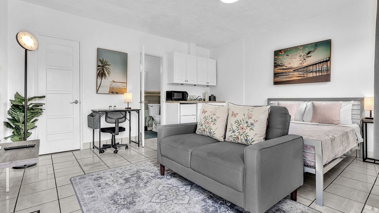 Photo of Bedroom in Downtown Hollywood