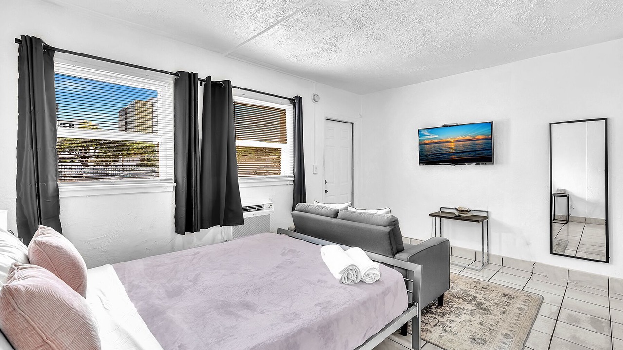Photo of Bedroom in Downtown Hollywood