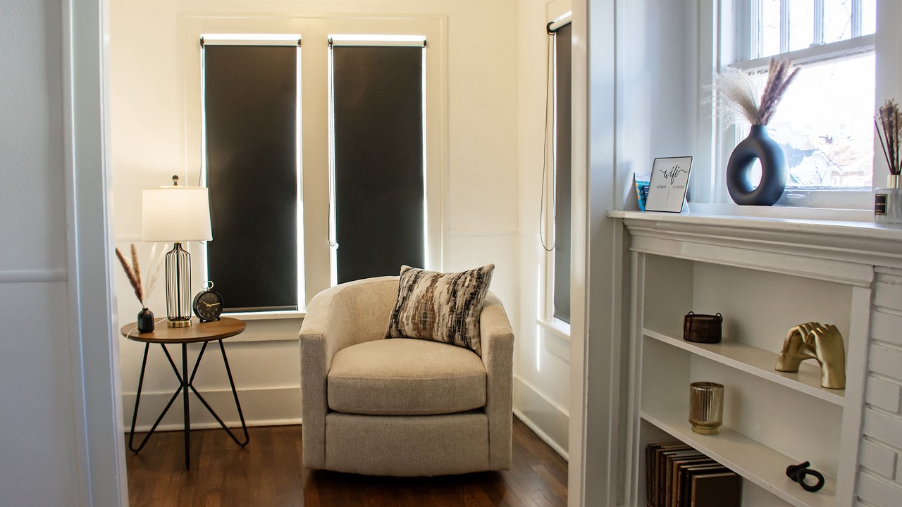 Photo of Livingroom in Sayles Blvd. Area