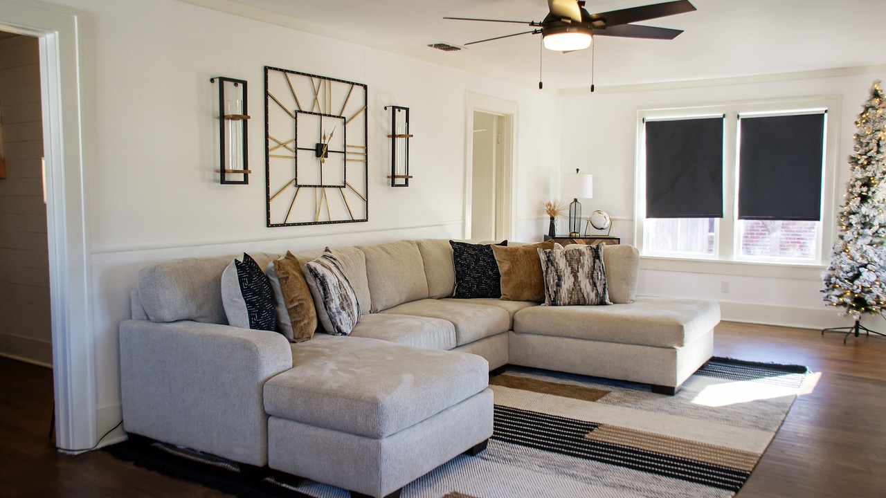 Photo of Livingroom in Sayles Blvd. Area