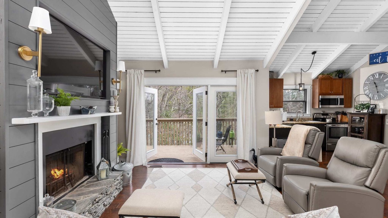 Photo of Livingroom in Big Canoe