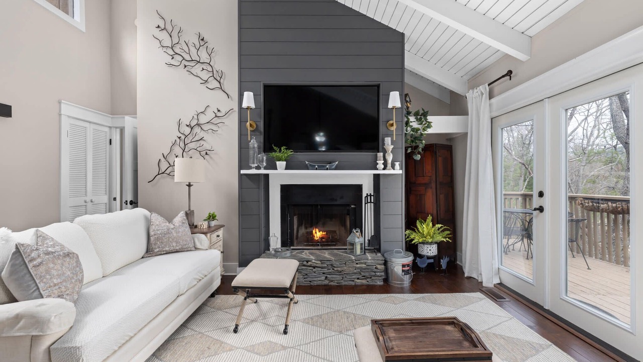 Photo of Livingroom in Big Canoe