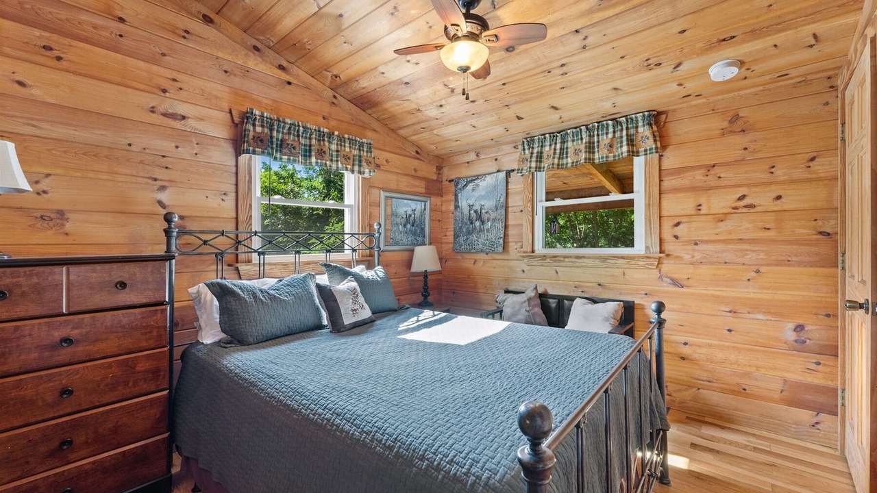 Photo of Bedroom in Hood