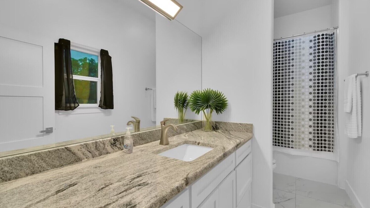 Photo of Bathroom in Cottonwood Shores