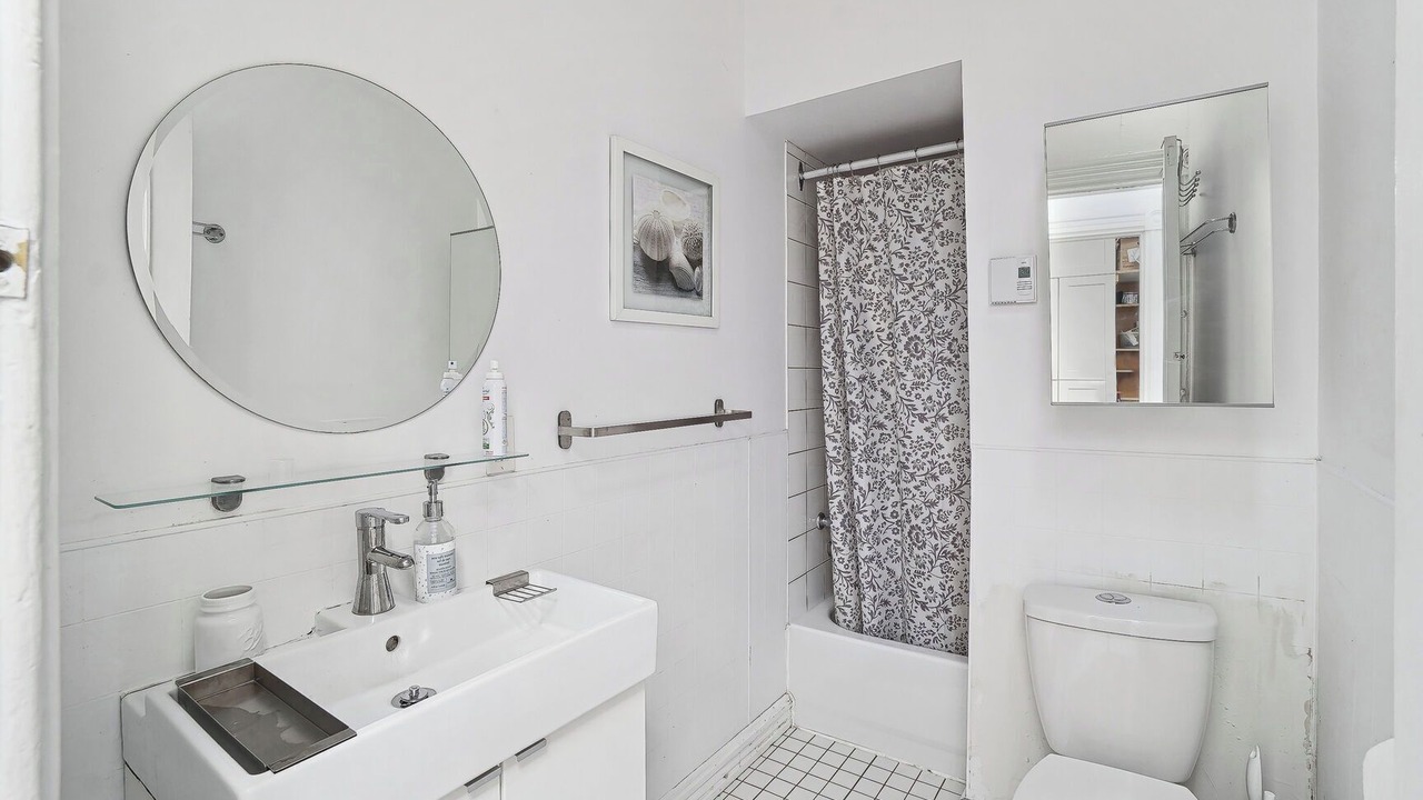 Photo of Bathroom in De Lorimier