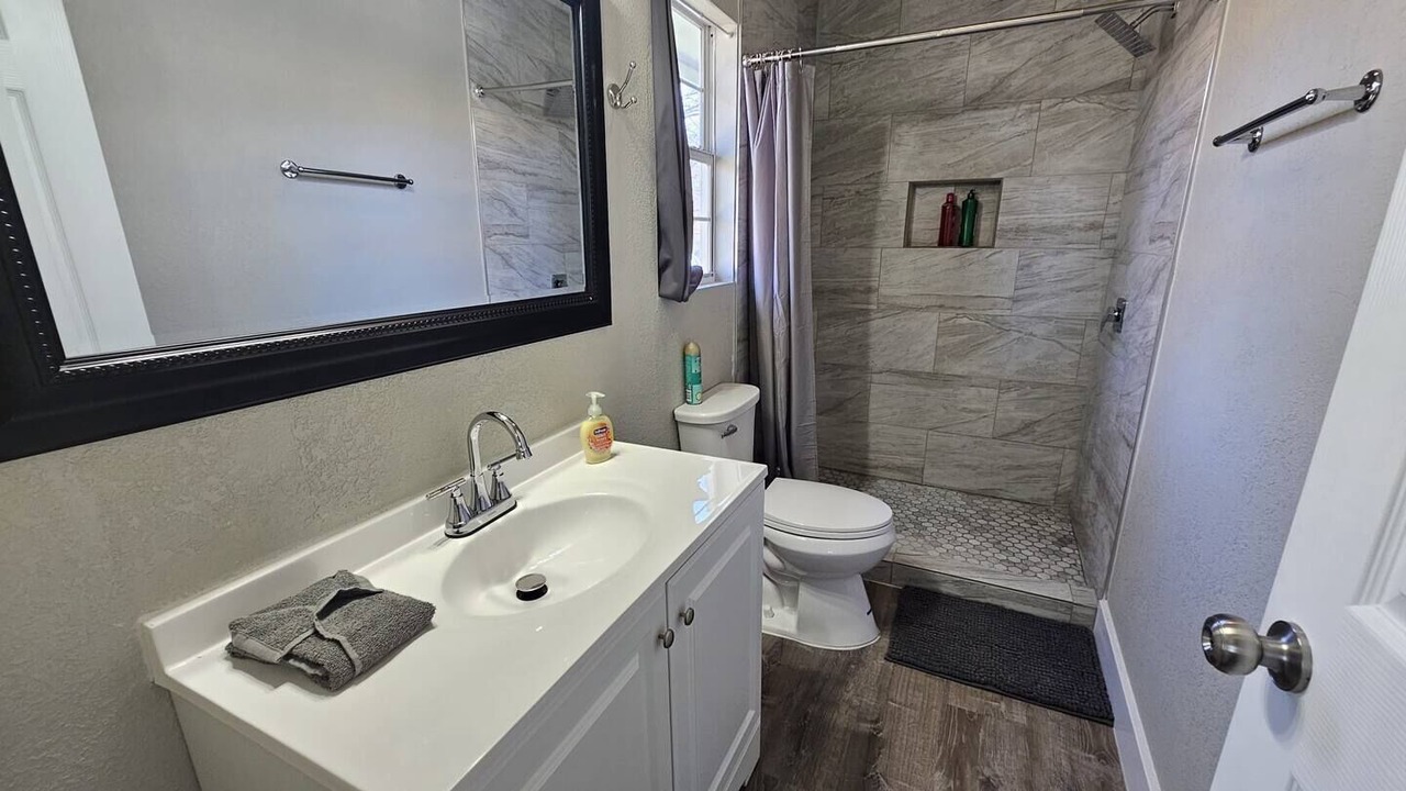 Photo of Bathroom in Montopolis