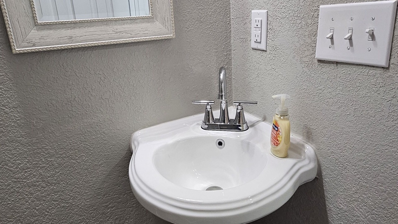 Photo of Bathroom in Montopolis