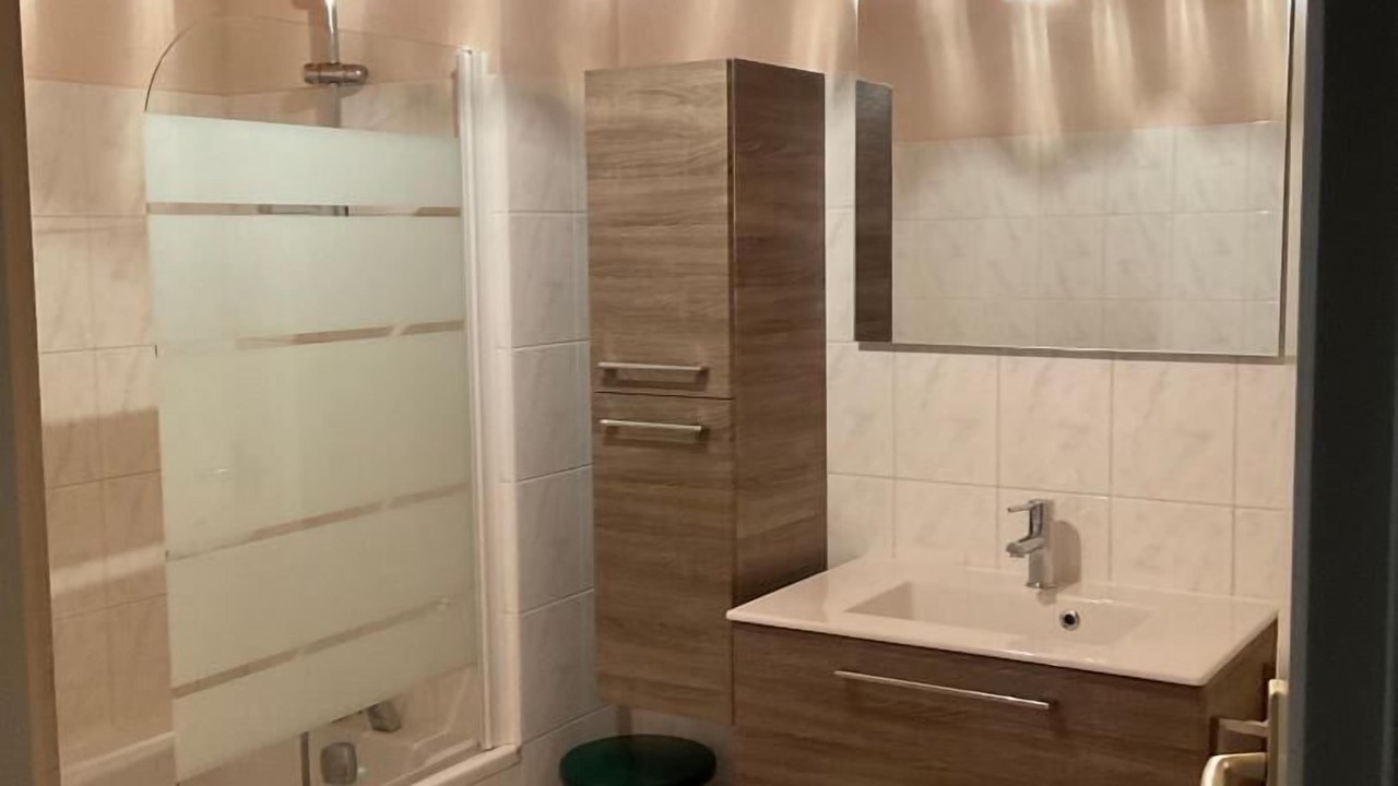 Photo of Bathroom in Poncin