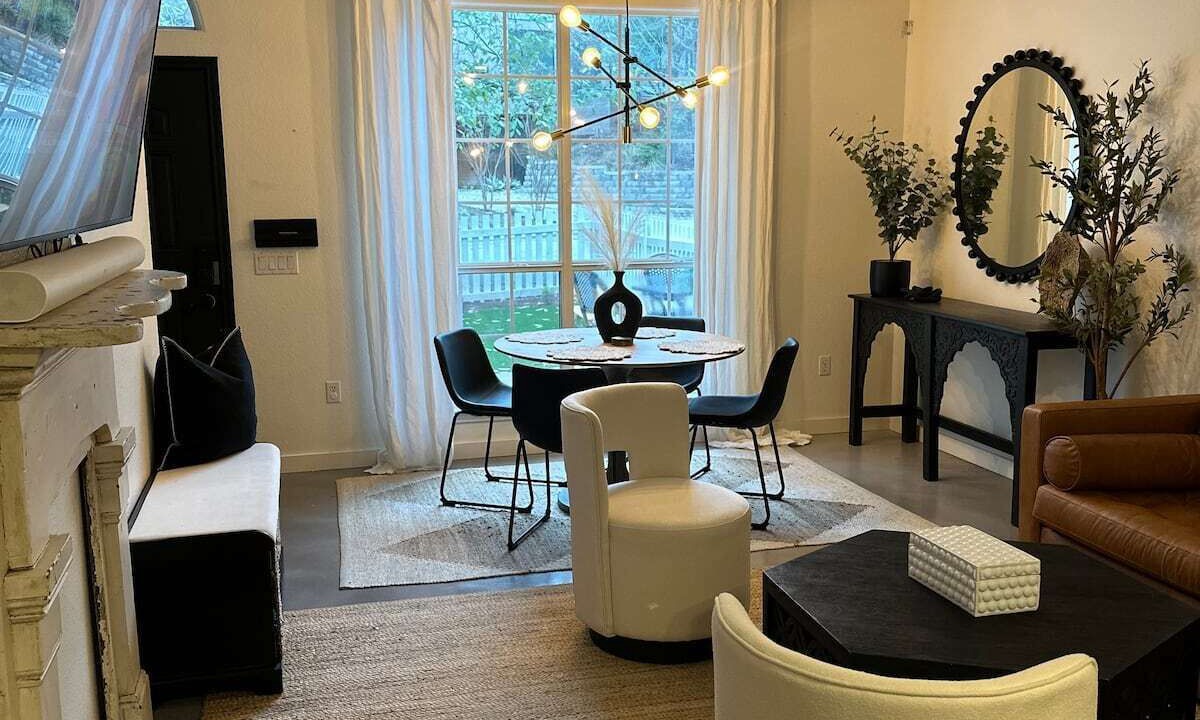 Photo of Livingroom in South River City