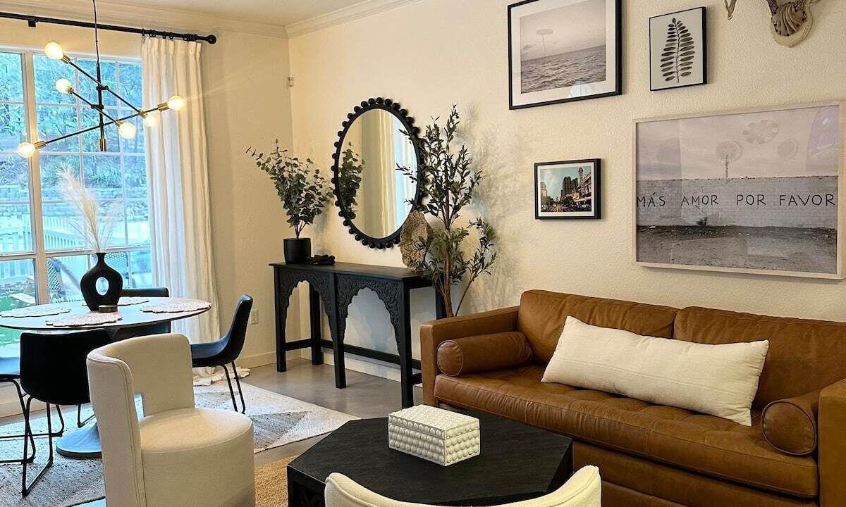 Photo of Livingroom in South River City