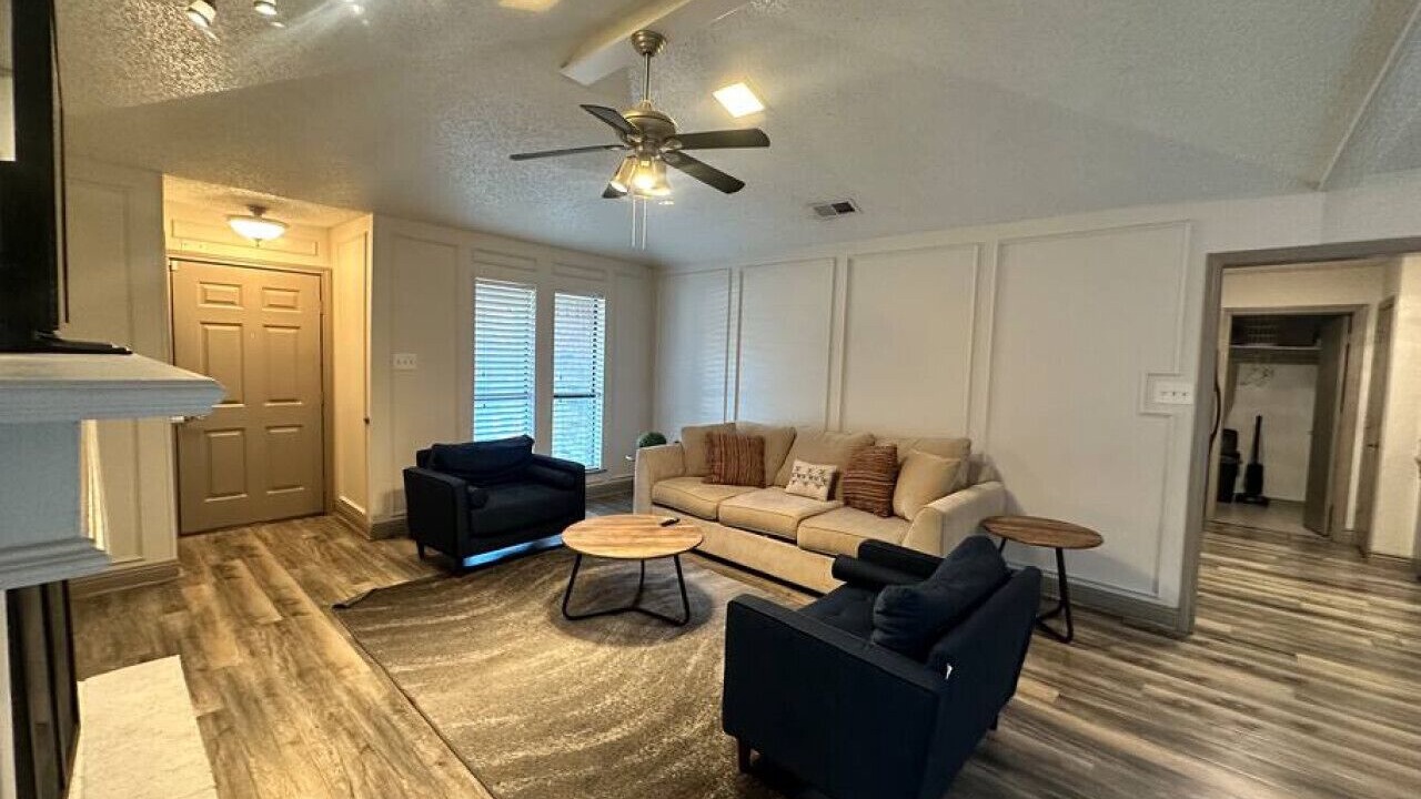 Photo of Livingroom in Northeast Carrollton