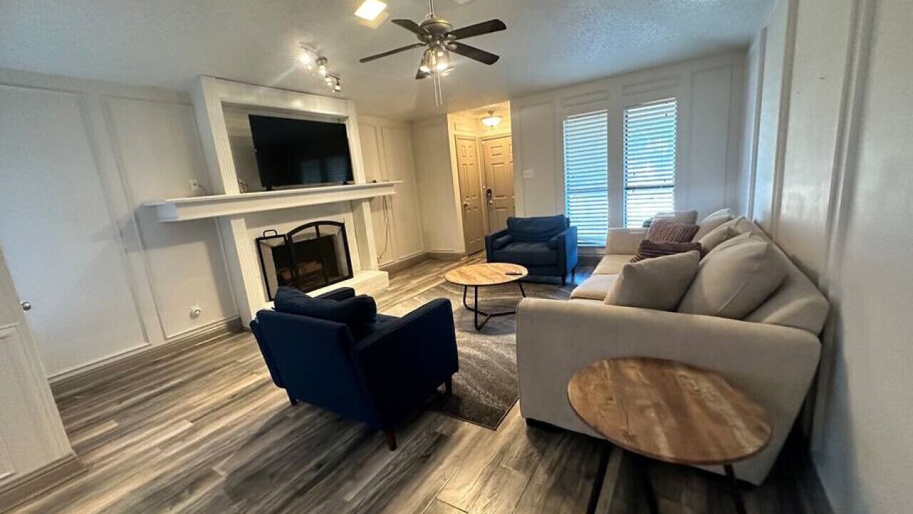 Photo of Livingroom in Northeast Carrollton