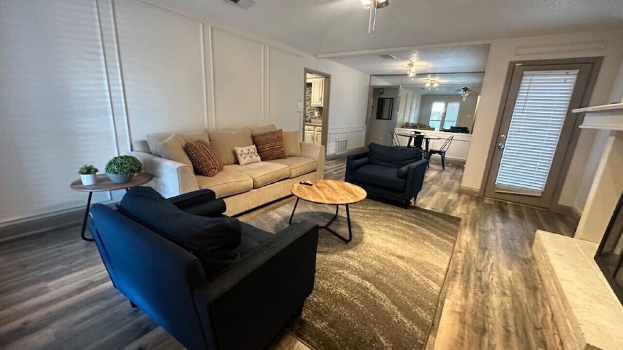 Photo of Livingroom in Northeast Carrollton