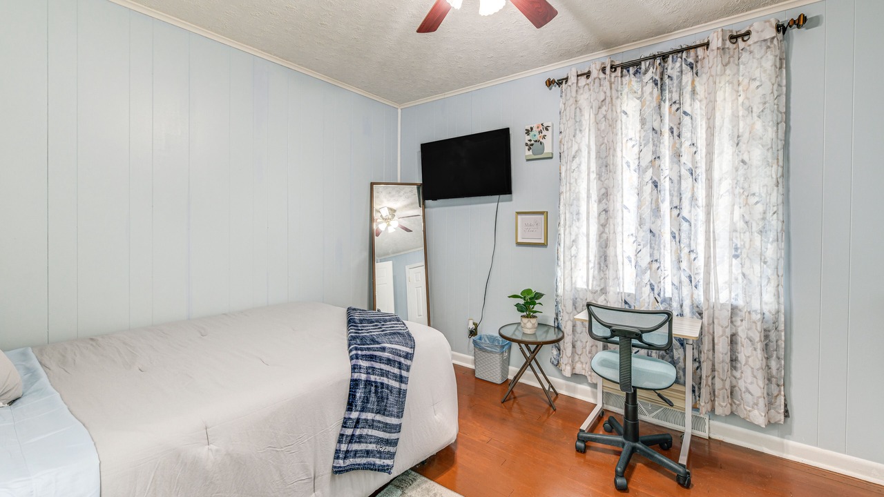 Photo of Bedroom in Colonial Heights