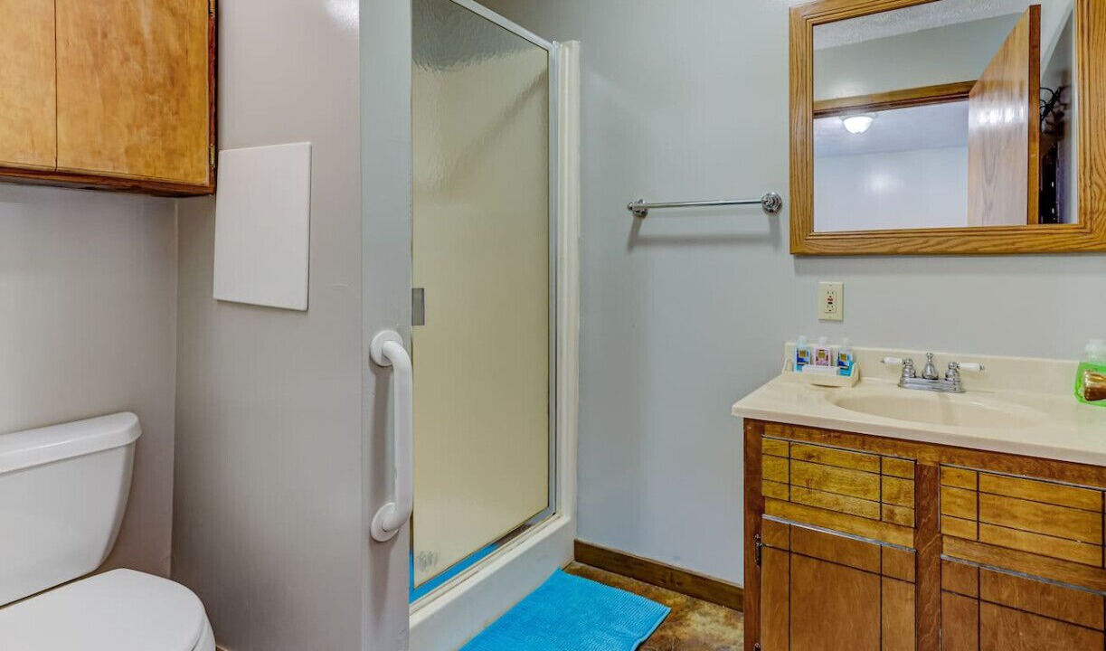 Photo of Bathroom in Redwood