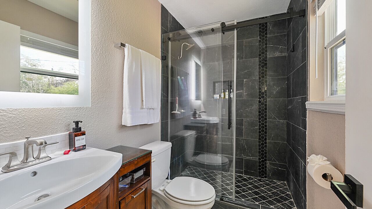Photo of Bathroom in Holleman - Dobrovolny