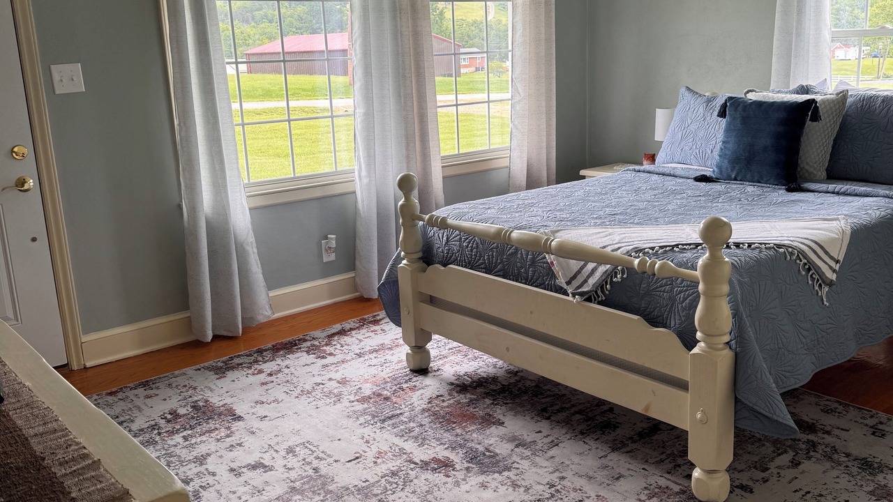 Photo of Bedroom in Burnt Chimney