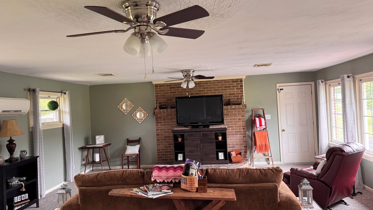 Photo of Livingroom in Burnt Chimney