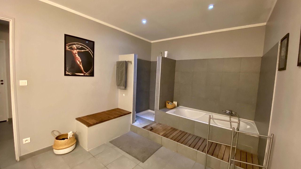 Photo of Bathroom in Hopitaux-Facultes