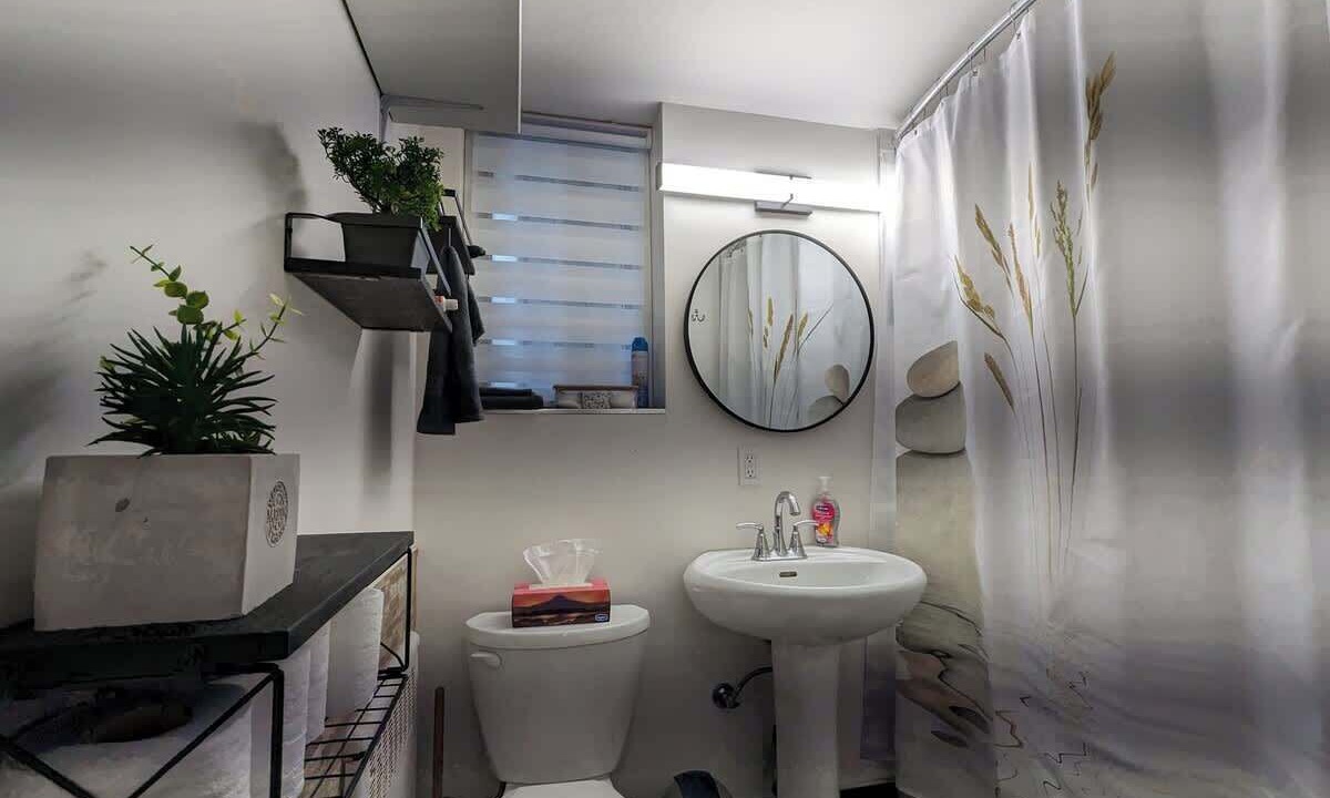 Photo of Bathroom in Cote-Des-Neiges—Notre-Dame-De-Grace