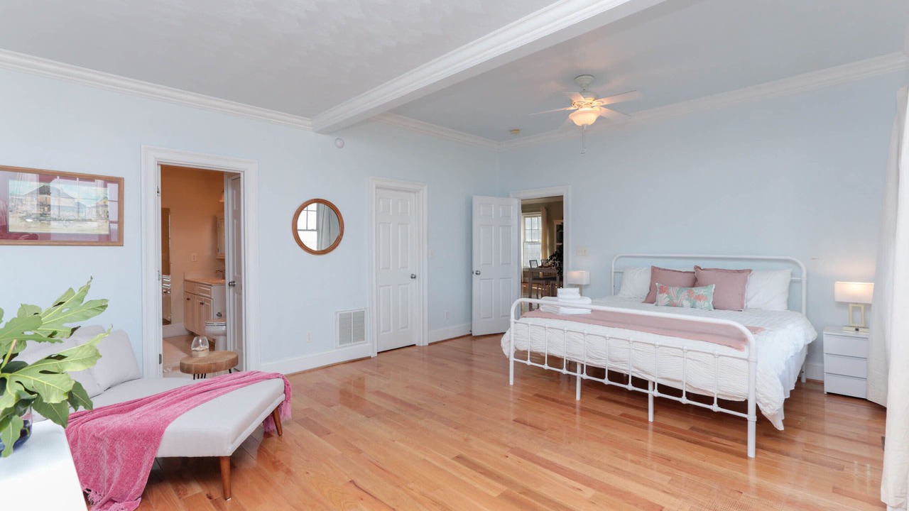 Photo of Bedroom in Willoughby Spit