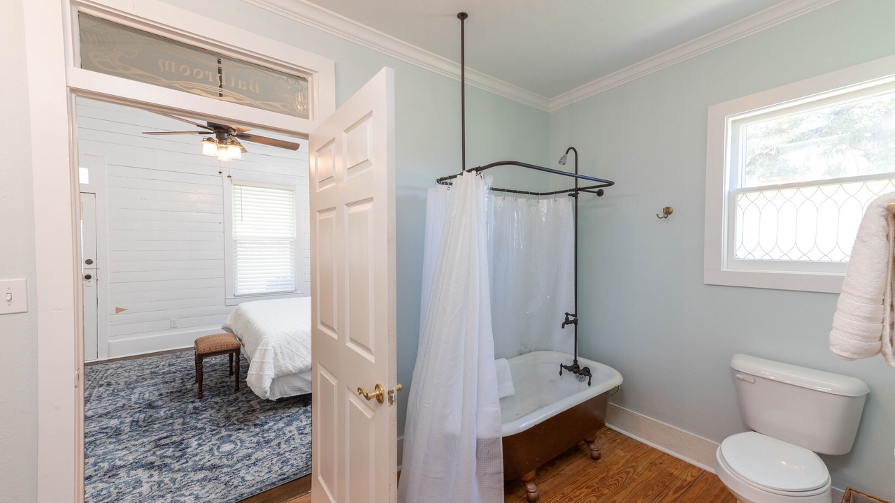 Photo of Bathroom in Luling