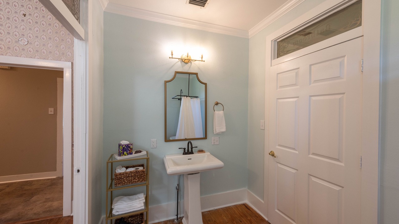 Photo of Bathroom in Luling