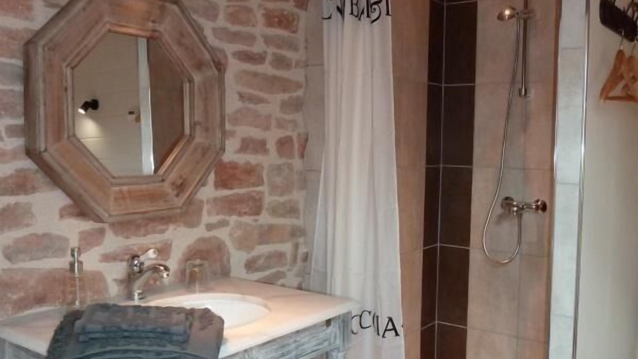 Photo of Bathroom in Leynes