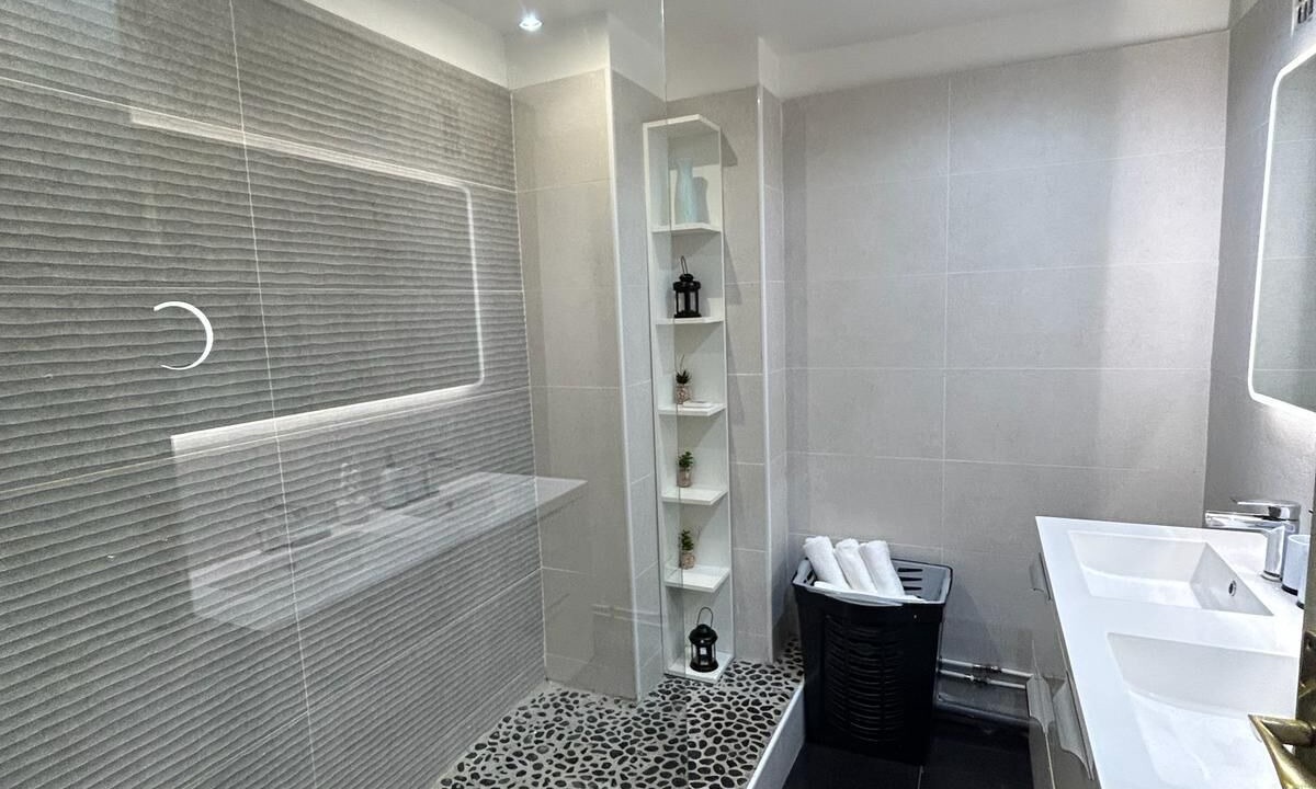 Photo of Bathroom in Saint-Lazare
