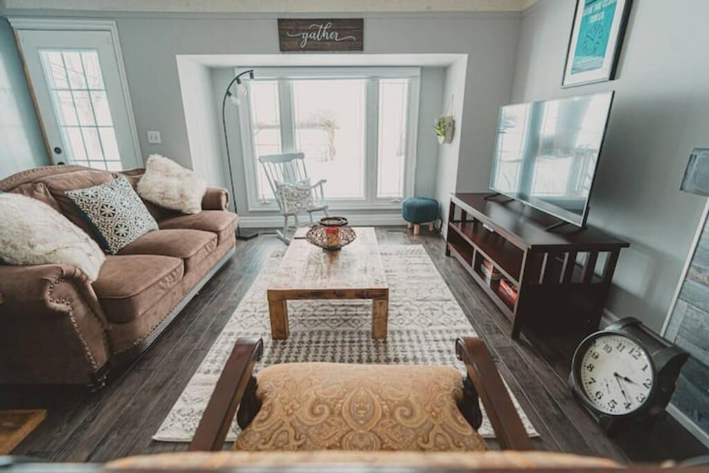 Photo of Livingroom in Town of Essex