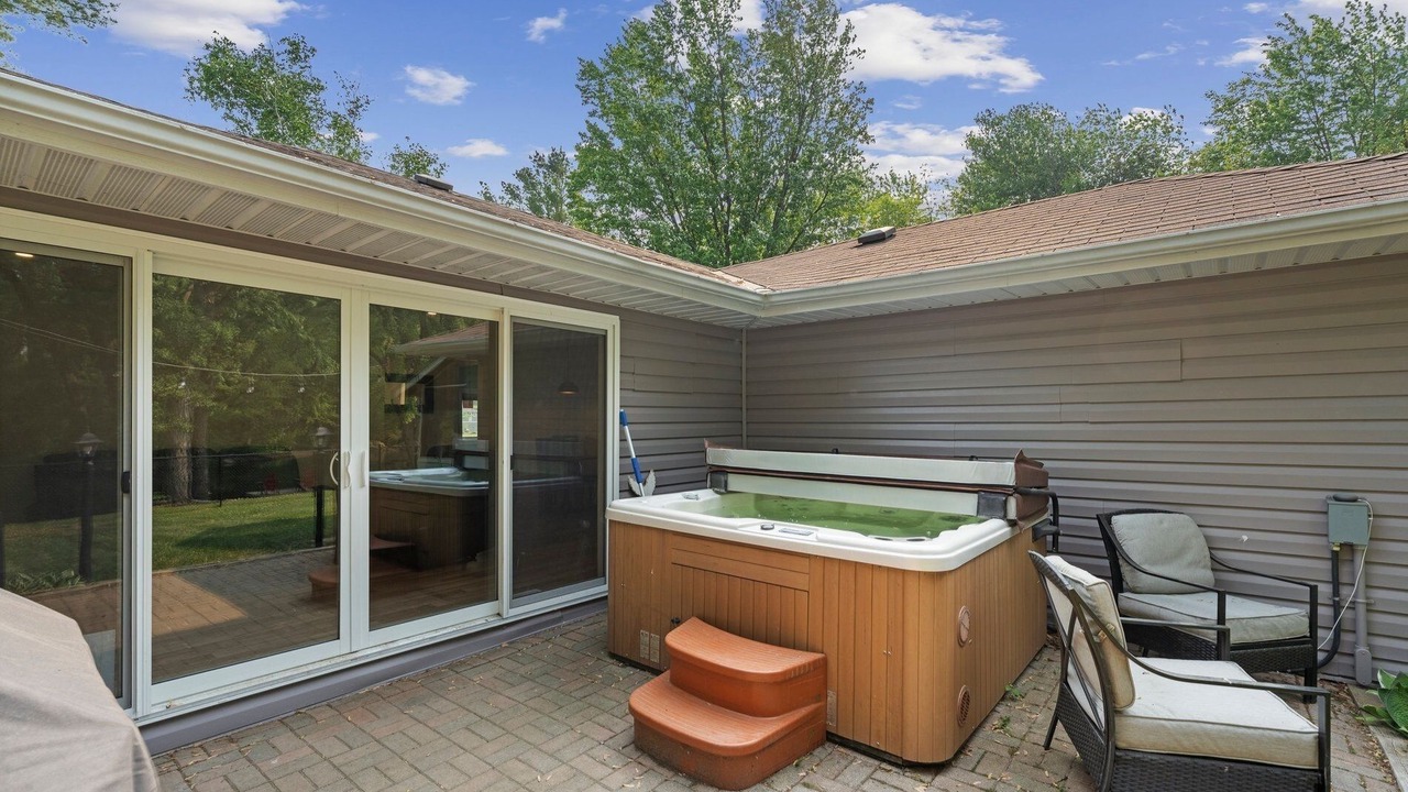 Photo of Outdoor in Sebright