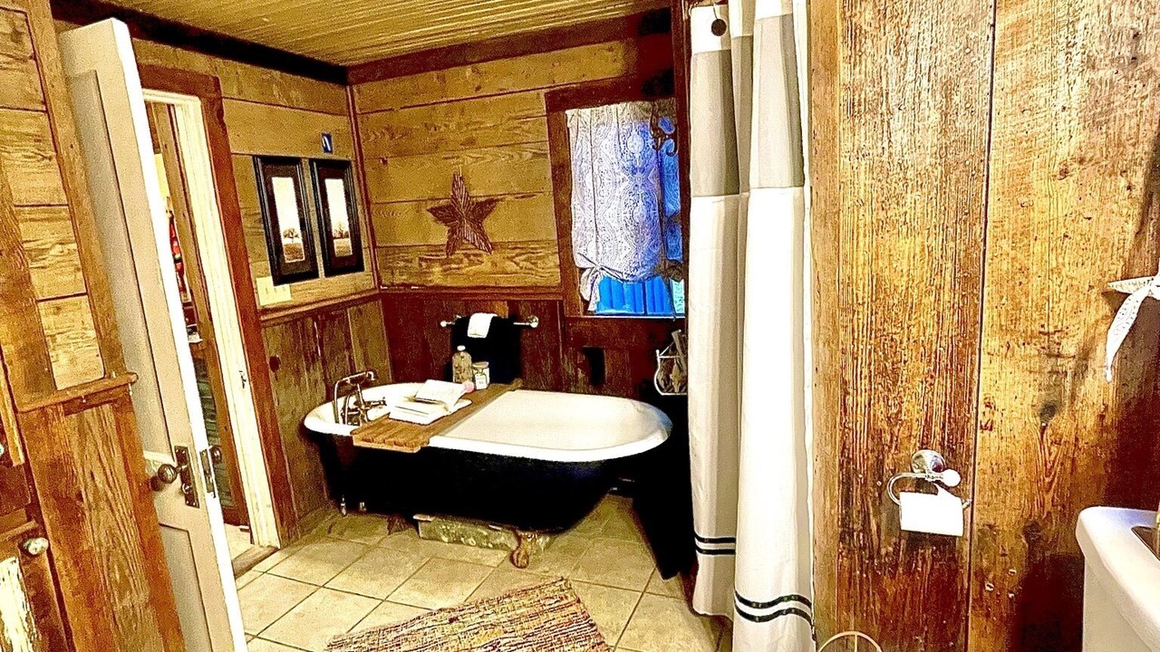 Photo of Bathroom in Hico