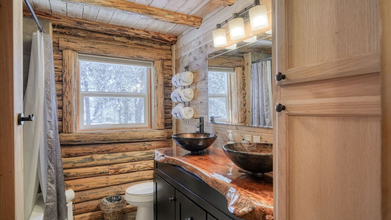 Photo of Bathroom in Island Park