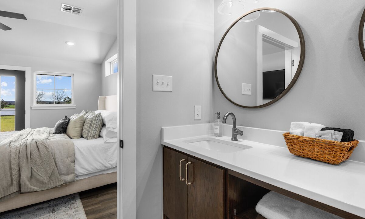 Photo of Bedroom in Leon Junction