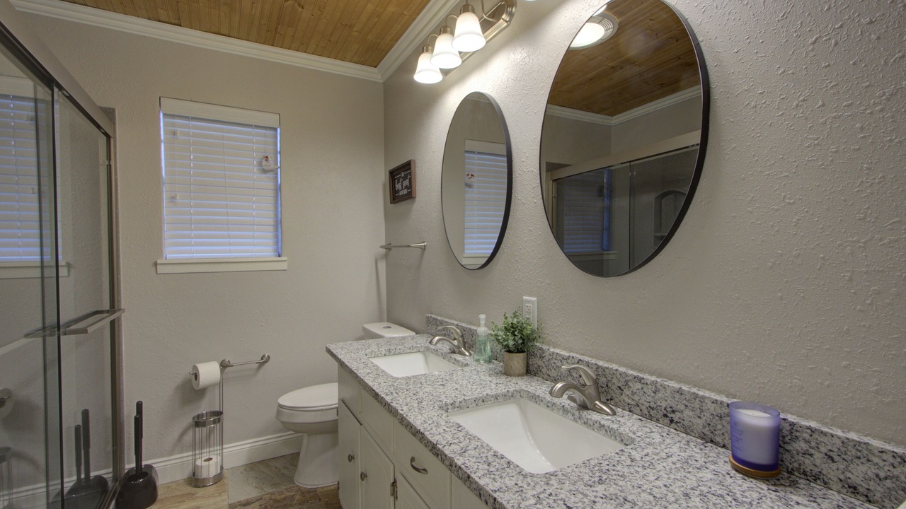 Photo of Bathroom in Redlick