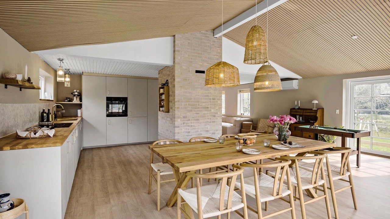 Photo of Others in Hou