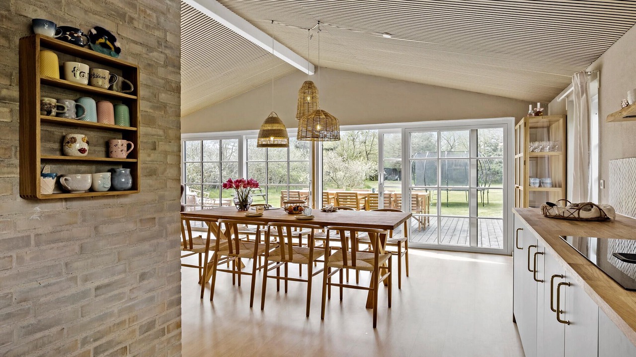 Photo of Others in Hou