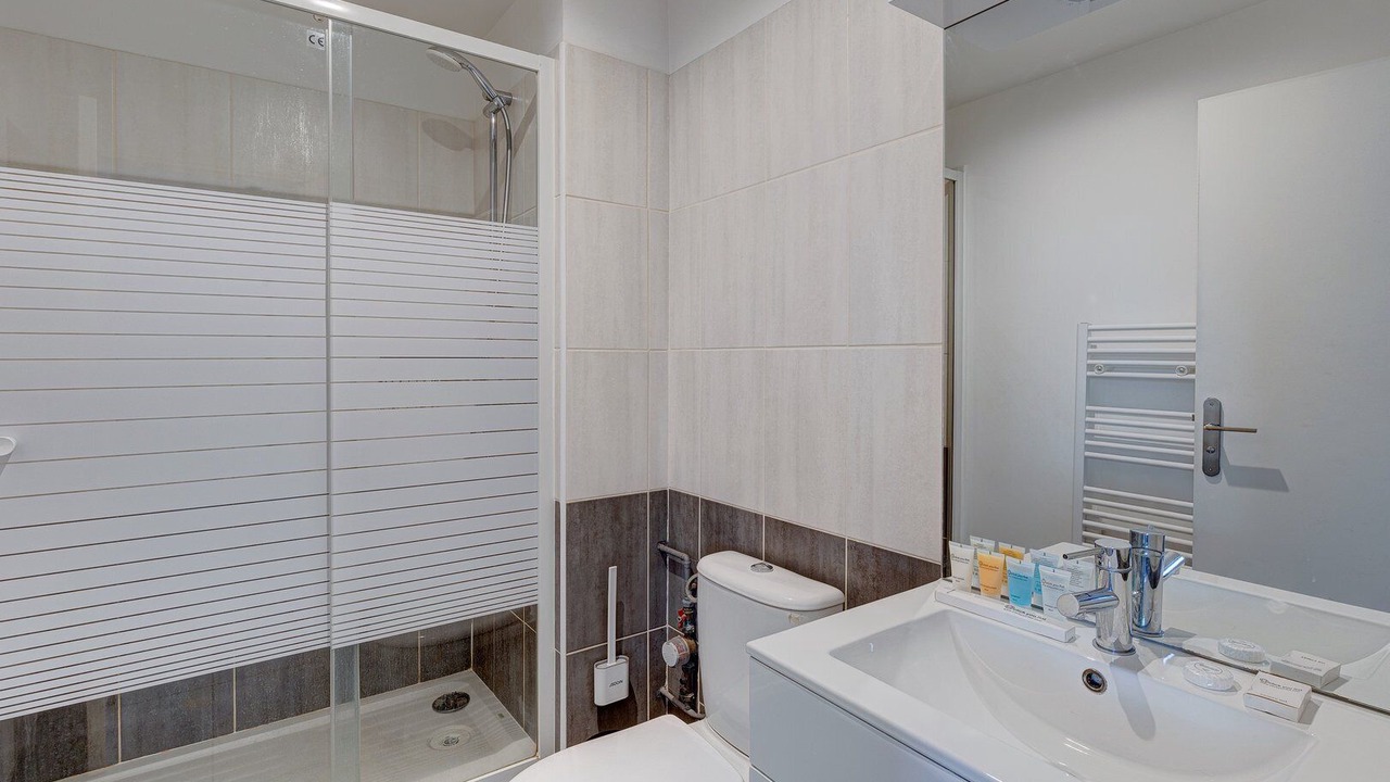 Photo of Bathroom in Python Duvernois