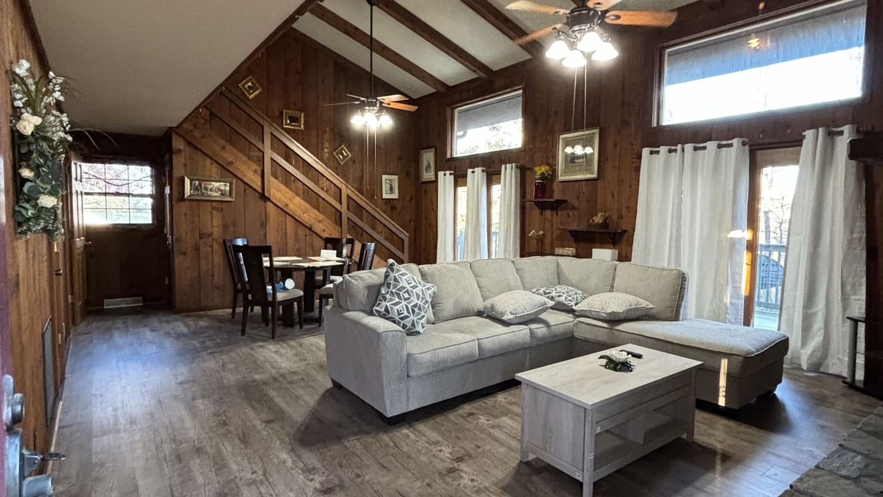 Photo of Livingroom in Chatsworth