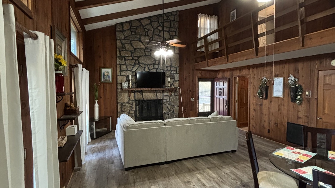 Photo of Livingroom in Chatsworth
