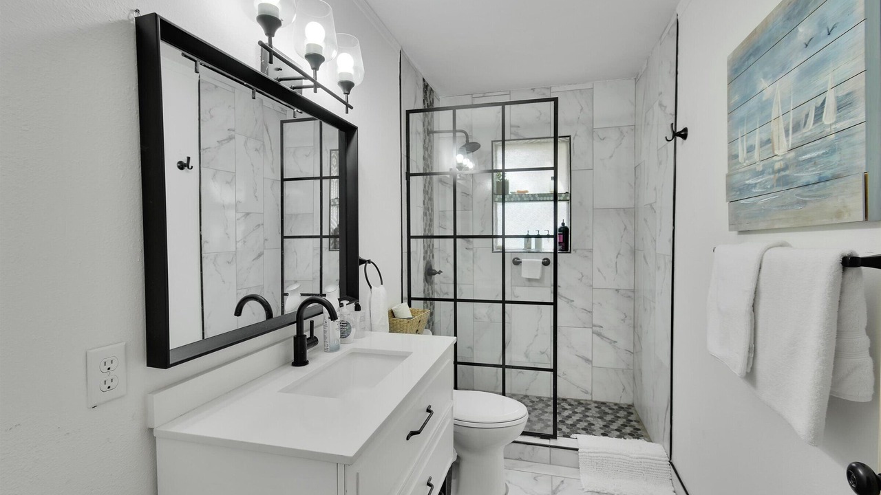 Photo of Bathroom in Hilltop Lakes