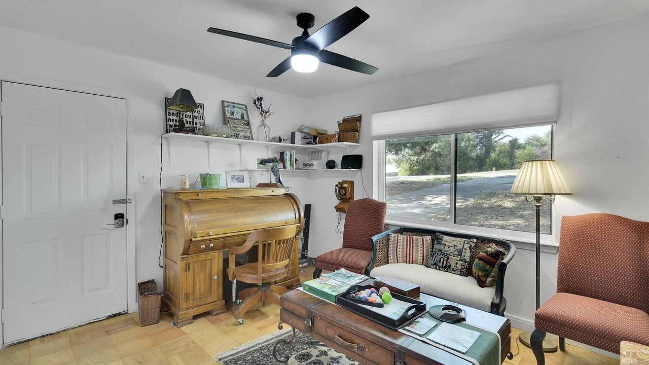 Photo of Livingroom in Hilltop Lakes