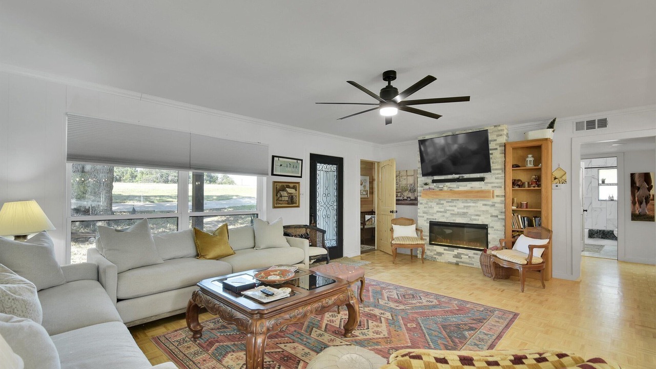 Photo of Livingroom in Hilltop Lakes