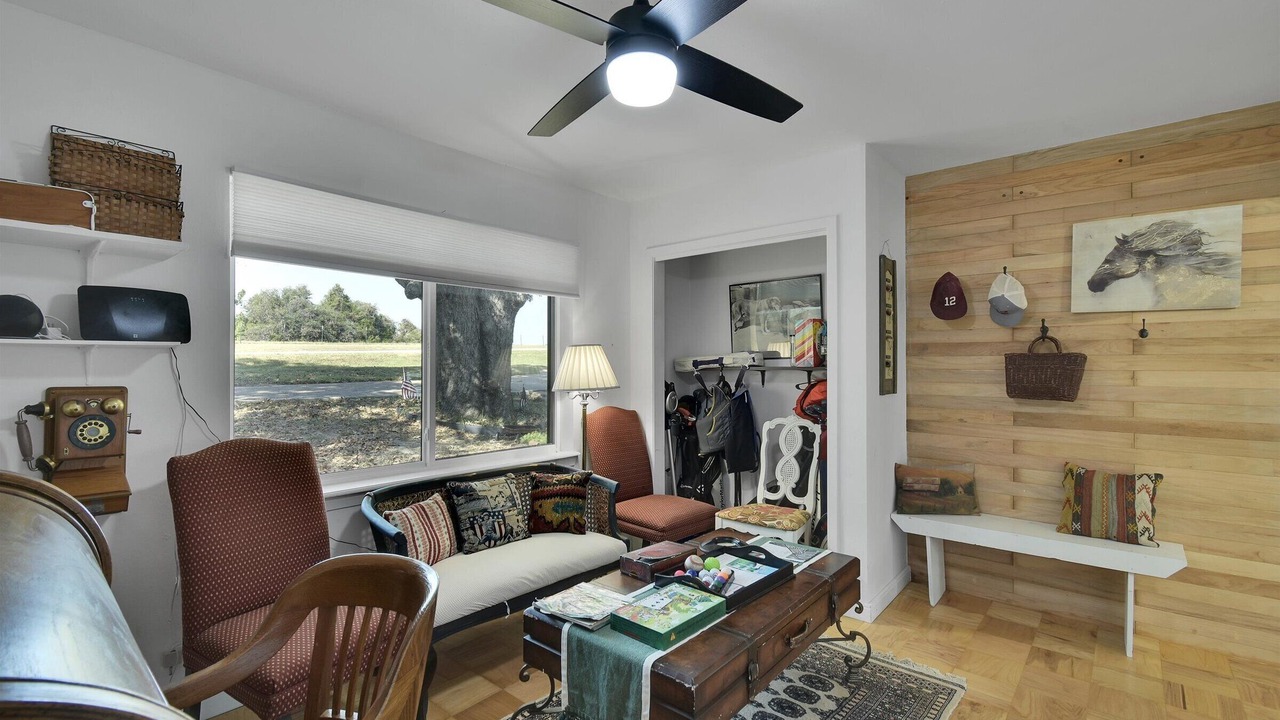 Photo of Livingroom in Hilltop Lakes