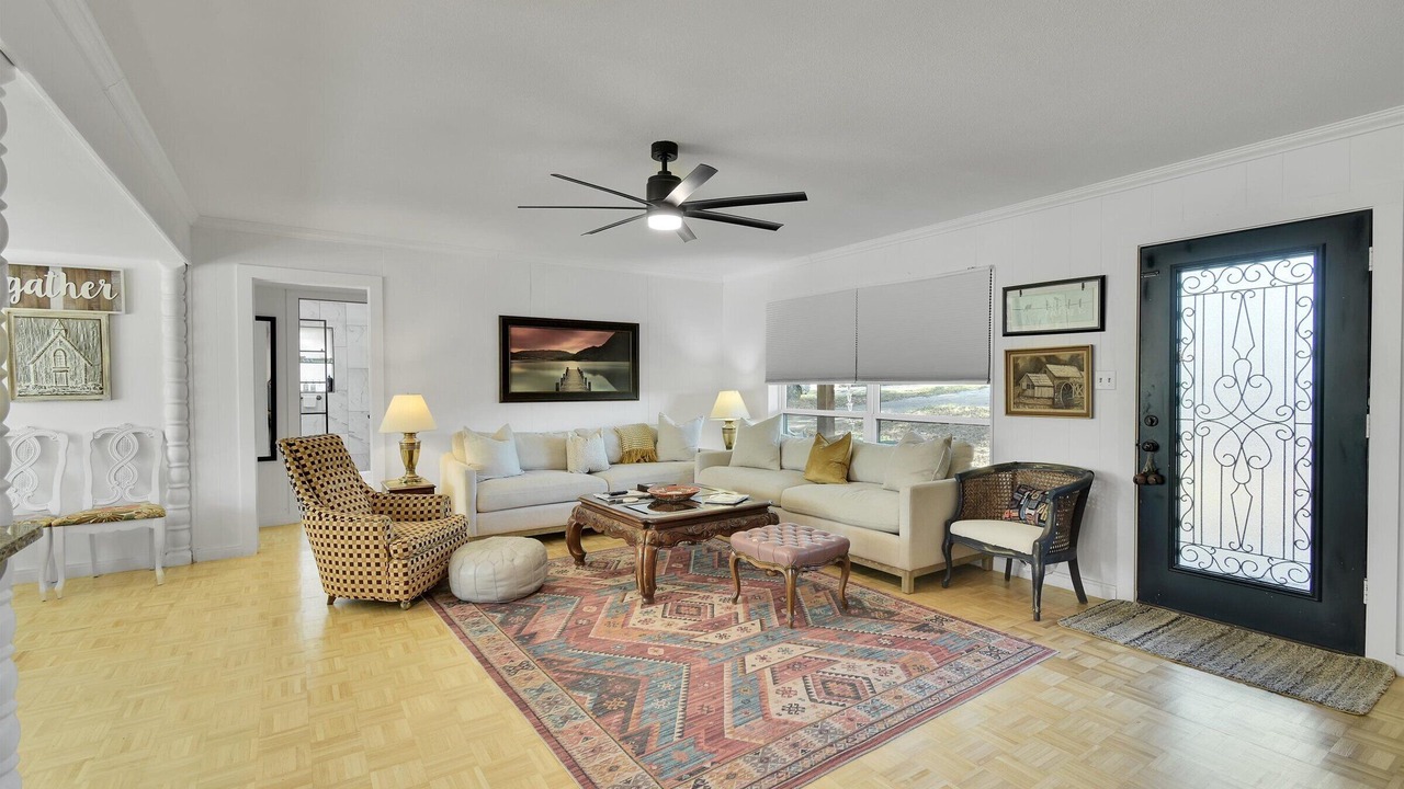 Photo of Livingroom in Hilltop Lakes